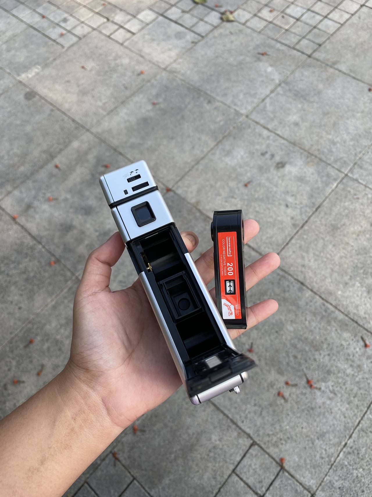 中途更换胶片不浪费 － 110 胶片的独特暗盒设计让你更换胶片时仅损失一帧胶片！