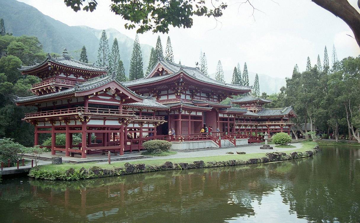 平等院（Byodo-In Temple） 坐落于科奥劳岭山脚下，意为 “平等之寺” 。这座寺庙是日本宇治市某寺庙的复制品，建造过程完全未使用钉子。带上你的 LomoChrome Color ’92 彩色负片 ，让寺庙鲜艳的红色调更加突出吧！(Photo by neanderthalis )