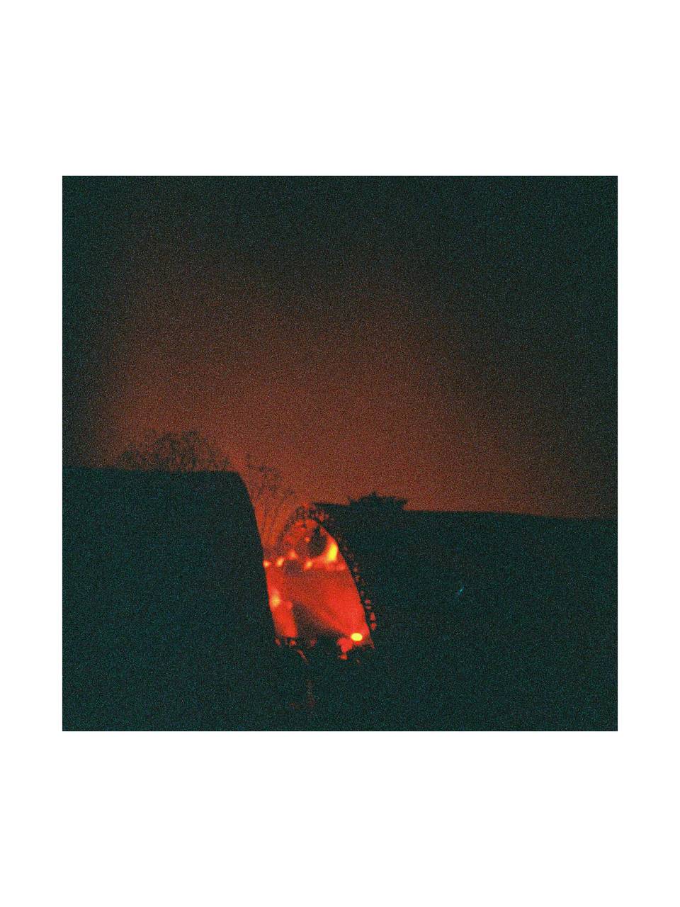© 拳， 春游音乐节 | 使用 Lomo MC-A 135 全自动随拍胶片相机 &amp; Lomography Redscale XR ISO 50-200 135 红调负片胶卷 拍摄