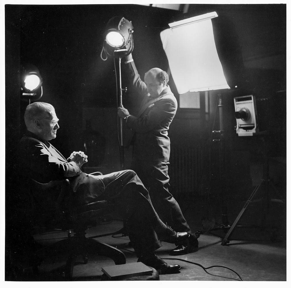 Yousuf Karsh 在工作室| photo source – wikimedia commons