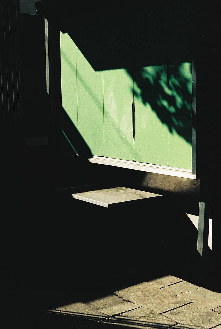 照片由 Antonio Sotelo 拍摄 | 从左至右：感光度设置为 ISO 100、ISO 200 和 ISO 400