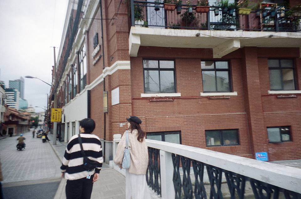 由三禾使用 LomoApparat 21mm 阿帕赫超广角胶片相机拍摄和 Lomo CN 800 135 拍摄