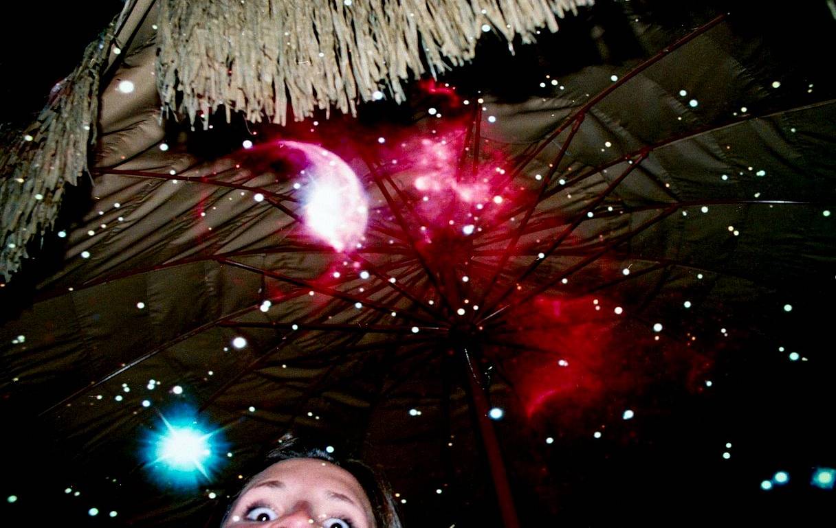 位于希洛一侧的 伊米洛亚天文中心（Imiloa Astronomy Center） 是了解夏威夷人航海智慧与星象知识的绝佳场所，设有 3D 天文馆且适合全年龄段参观。不妨尝试 长曝光拍摄 ，捕捉这精彩的光影秀！（Photo by natalieerachel ）