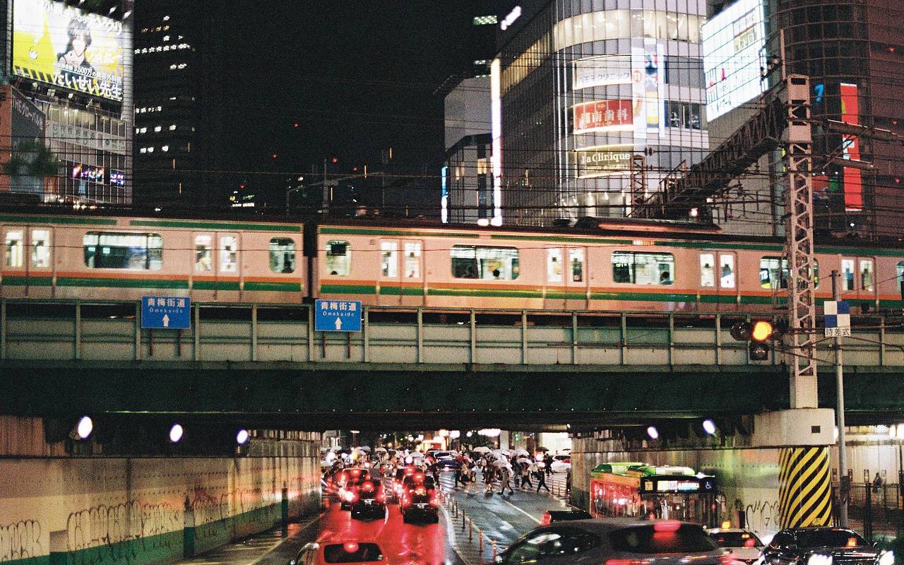 新宿 (Shinjuku) 不只是東京最繁忙和標誌性的地區之一，也是攝影愛好者的理想之地。前往新宿車站西側，你會看到眾多相機店。就算不購物，這裡的規模和多樣性也值得一遊。此外，夜晚霓虹燈閃爍的街道本身就是絕佳的攝影場景，彷彿置身於科幻電影中。準備一卷 Lomography ISO 800 彩色負片 ，捕捉迷幻般的夜景。Photo by pollo305