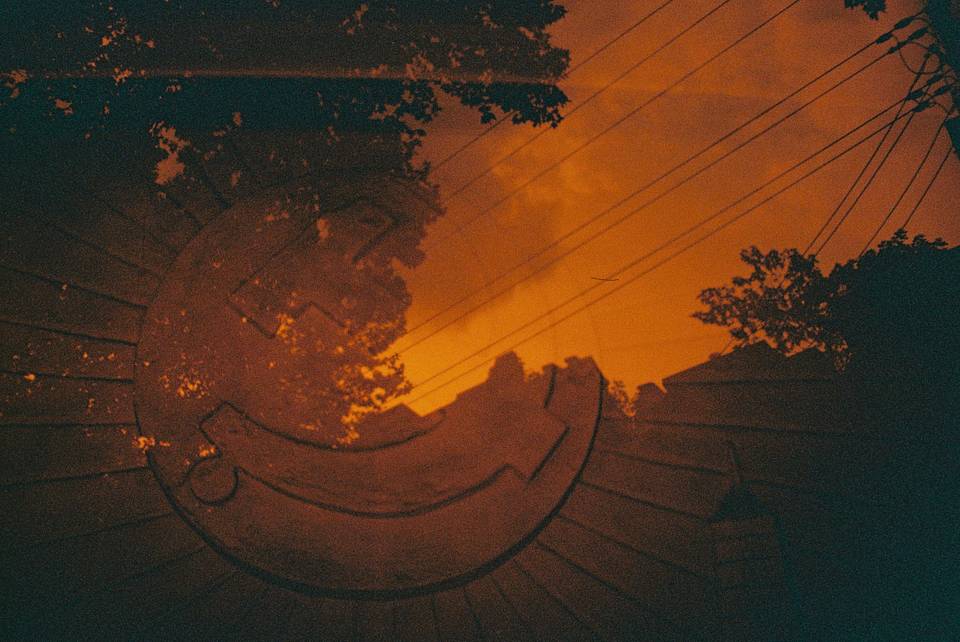 第一张 © 王圣熠， 使用Lomography Redscale XR ISO 50-200 135 红调负片胶卷 ； © 骆骏骐，使用 La Sardina 沙丁鱼胶片相机连闪光灯－白色 DIY 版 拍摄（2-3 张搭配 Fritz the Blitz 闪光灯红色滤镜）