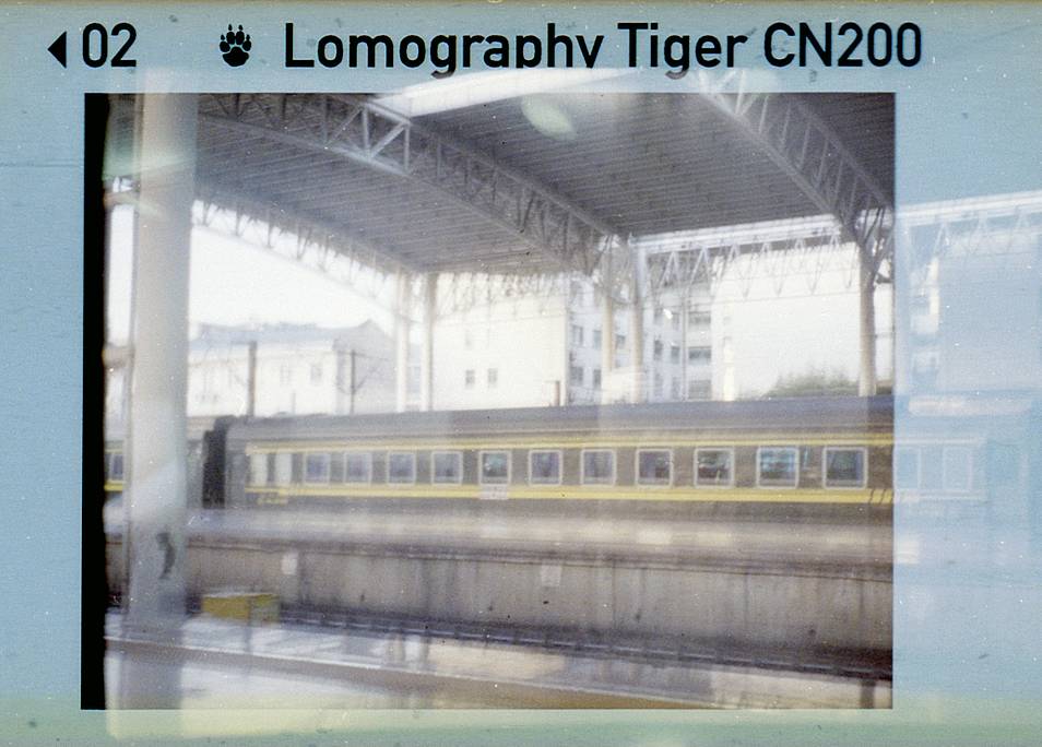 © Sena Zeng | 使用 Lomomatic 110 自动玻璃镜头胶片相机连闪光灯 - 赤橙特别版 拍摄