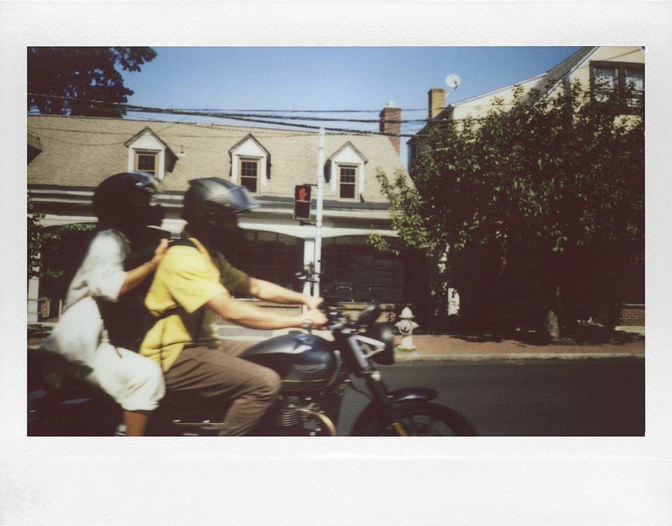 由 Ben Fraternale 使用 Lomo'Instant Wide Glass 拍摄，画面中人物：Laura Blasey、Lauren Fraternale 和 Michael King