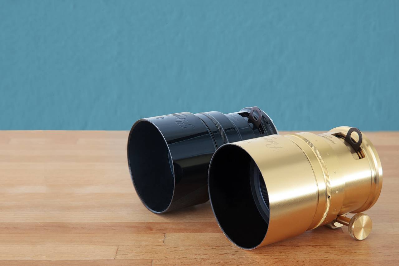 两种镜身款式选择 － New Petzval 58 Bokeh Control 镜头拥有黄铜和黑铜两种复古镜身款式，镜头接口可选 Canon EF 或 Nikon F。