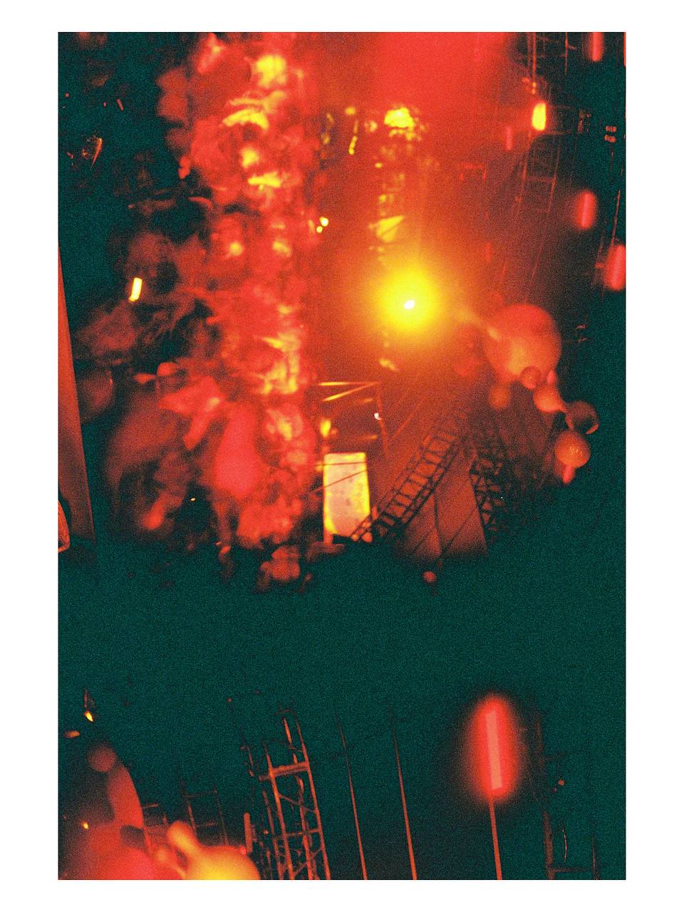 © 拳， 春游音乐节 | 使用 Lomo MC-A 135 全自动随拍胶片相机 &amp; Lomography Redscale XR ISO 50-200 135 红调负片胶卷 拍摄