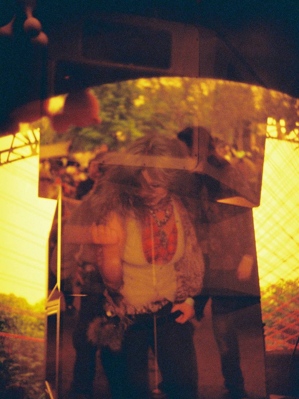 © 拳， 春游音乐节 | 使用 Lomo MC-A 135 全自动随拍胶片相机 &amp; Lomography Redscale XR ISO 50-200 135 红调负片胶卷 拍摄