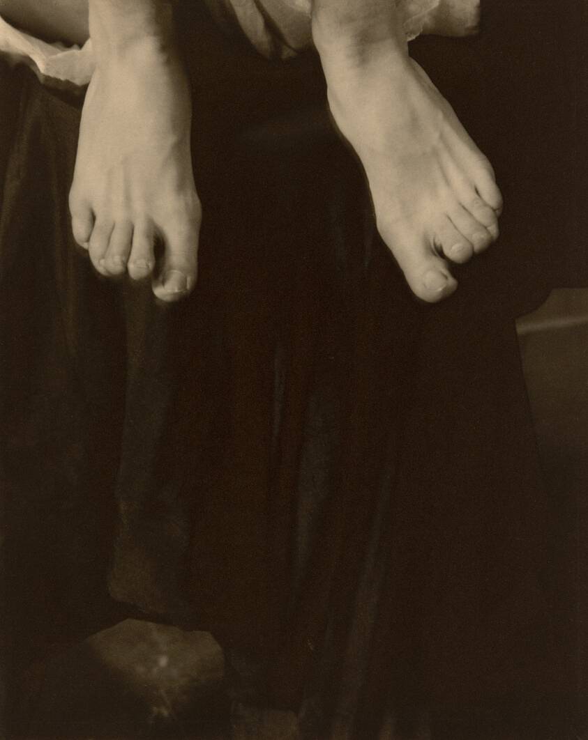 Credit: Georgia O’Keeffe – Feet, 1918. Alfred Stieglitz的钯金印相作品. Art Institute of Chicago, Alfred Stieglitz Collection (1949.746)