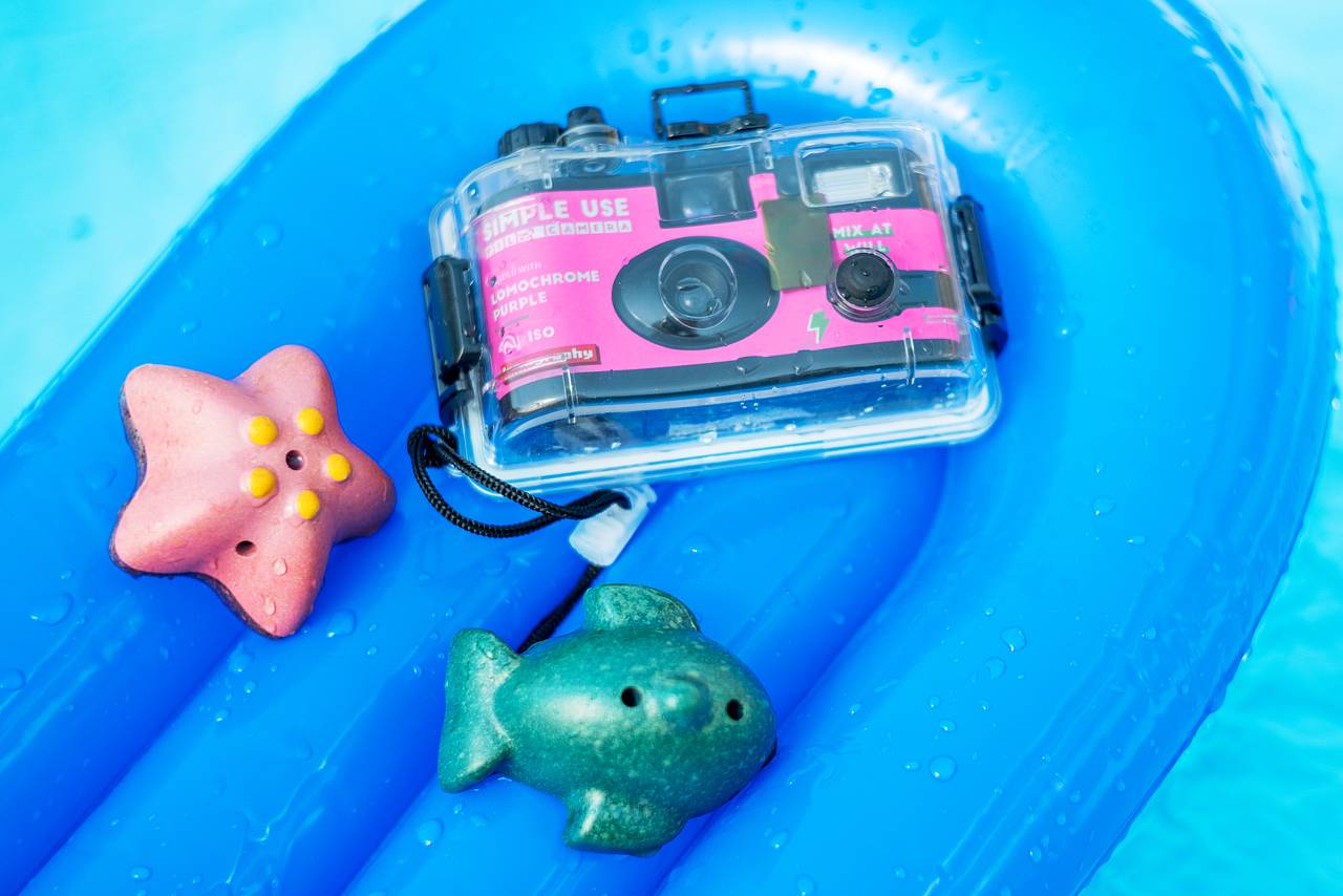 Go hunting for mermaids! Grab a Simple Use Reloadable Film Camera Underwater Case and dive down to depths of 10 m for amazing unda da sea shots.