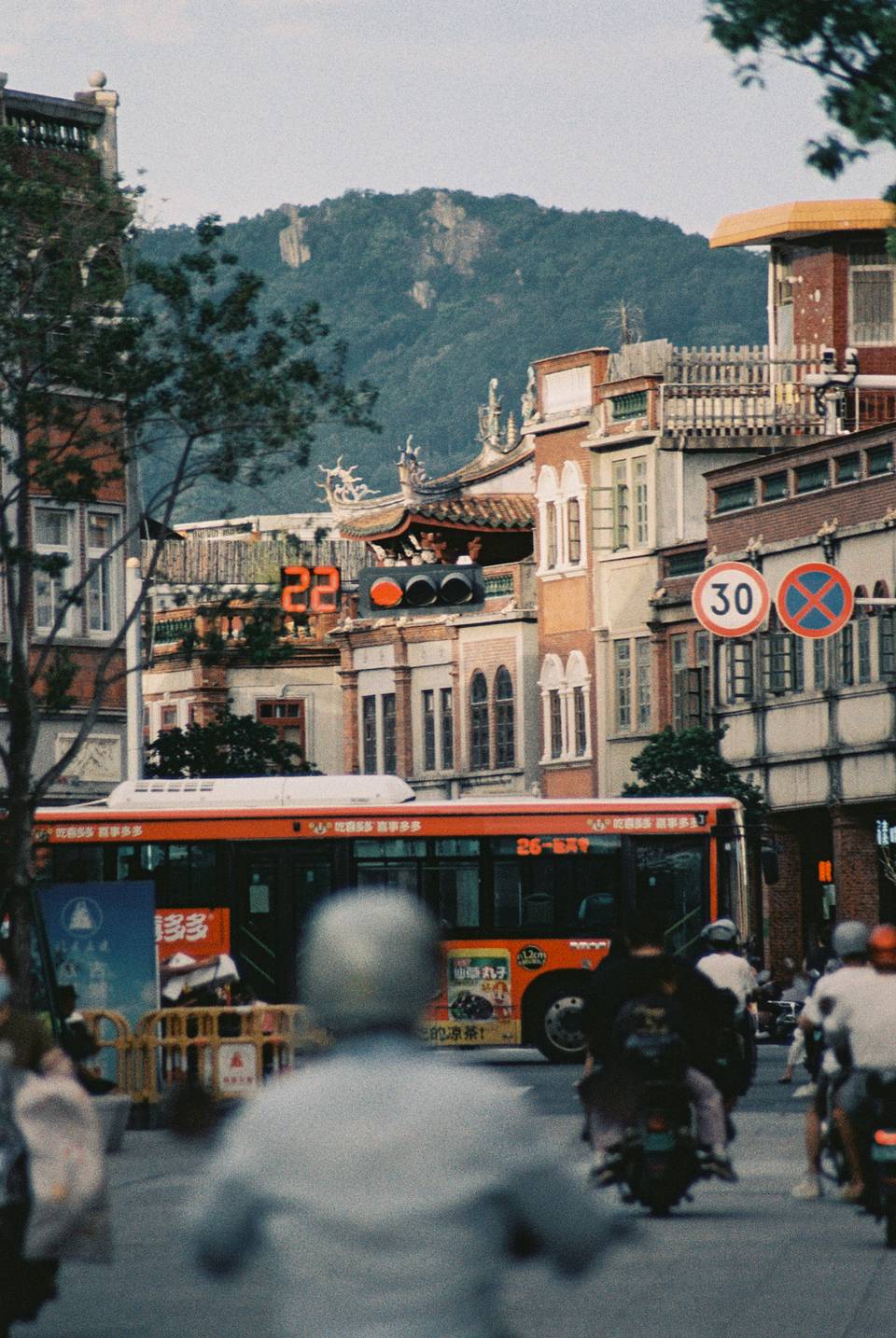 从古城到海边：德铭与 LomoChrome Classicolor 的一次温柔旅程