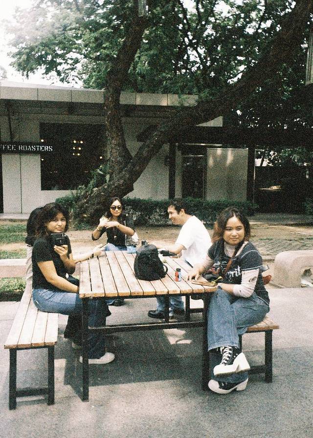 Credits: Gaebriele Gutierrez, Nate Soriano, & AJ Bajo | 使用 Simple Use 拍拍乐半格畅拍胶片相机 搭配  LomoChrome Color '92 ISO 400 135 日落版 拍摄
