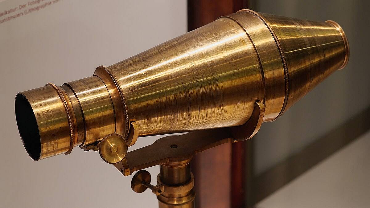 Petzval-Objektiv-Voigtlaender.1840. | photo source – wikimedia commons