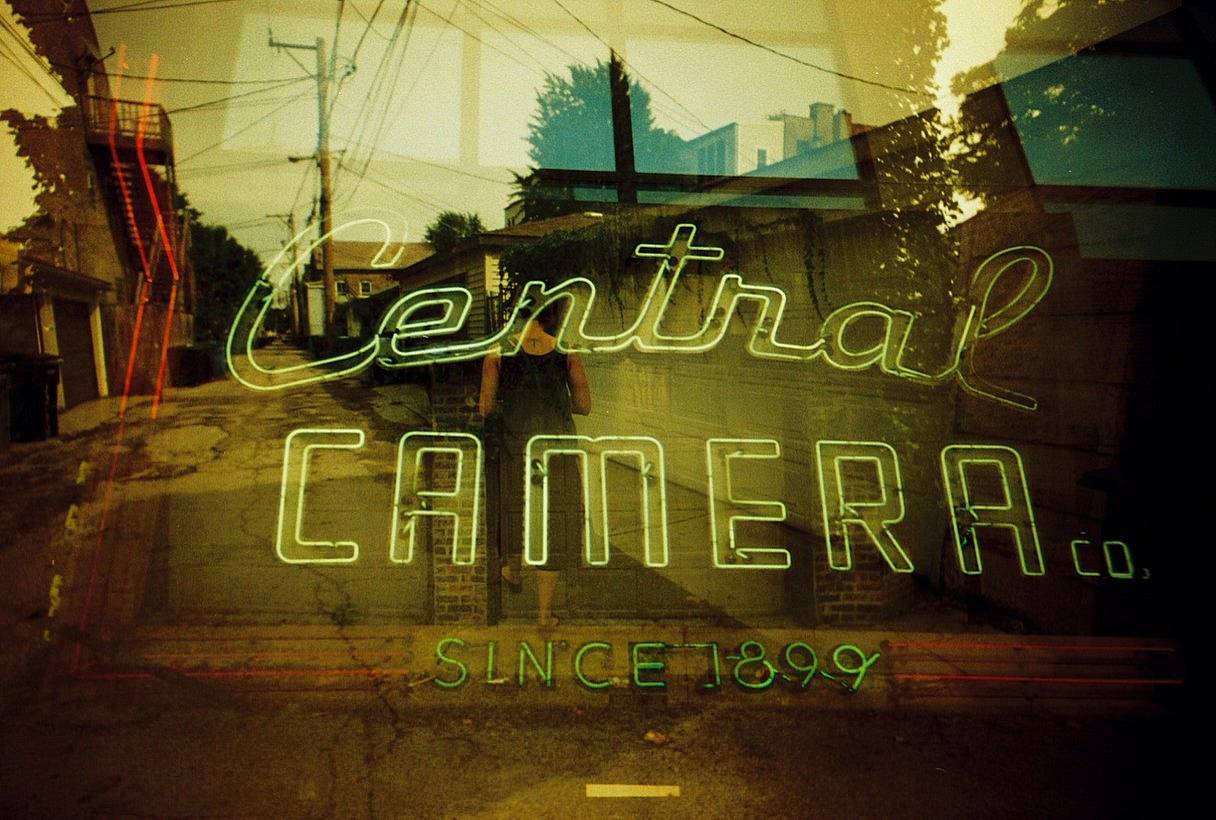 Central Camera 位于南沃巴什大道‌（South Wabash Avenue），这家相机店自 1899 年开业以来一直是家族经营。进去逛逛，感受一下岁月的痕迹，说不定还能淘到一两件 Lomography 的小物。(Photo by rwins)
