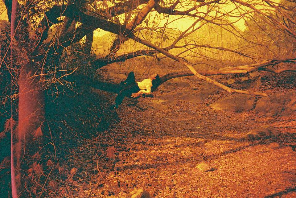 © 空调水 ，模特：欧阳 | 使用 Lomo MC-A 135 全自动随拍胶片相机 &amp; Lomography Redscale XR ISO 50-200 135 红调负片胶卷 ，搭配不同相机 ISO 值设置拍摄