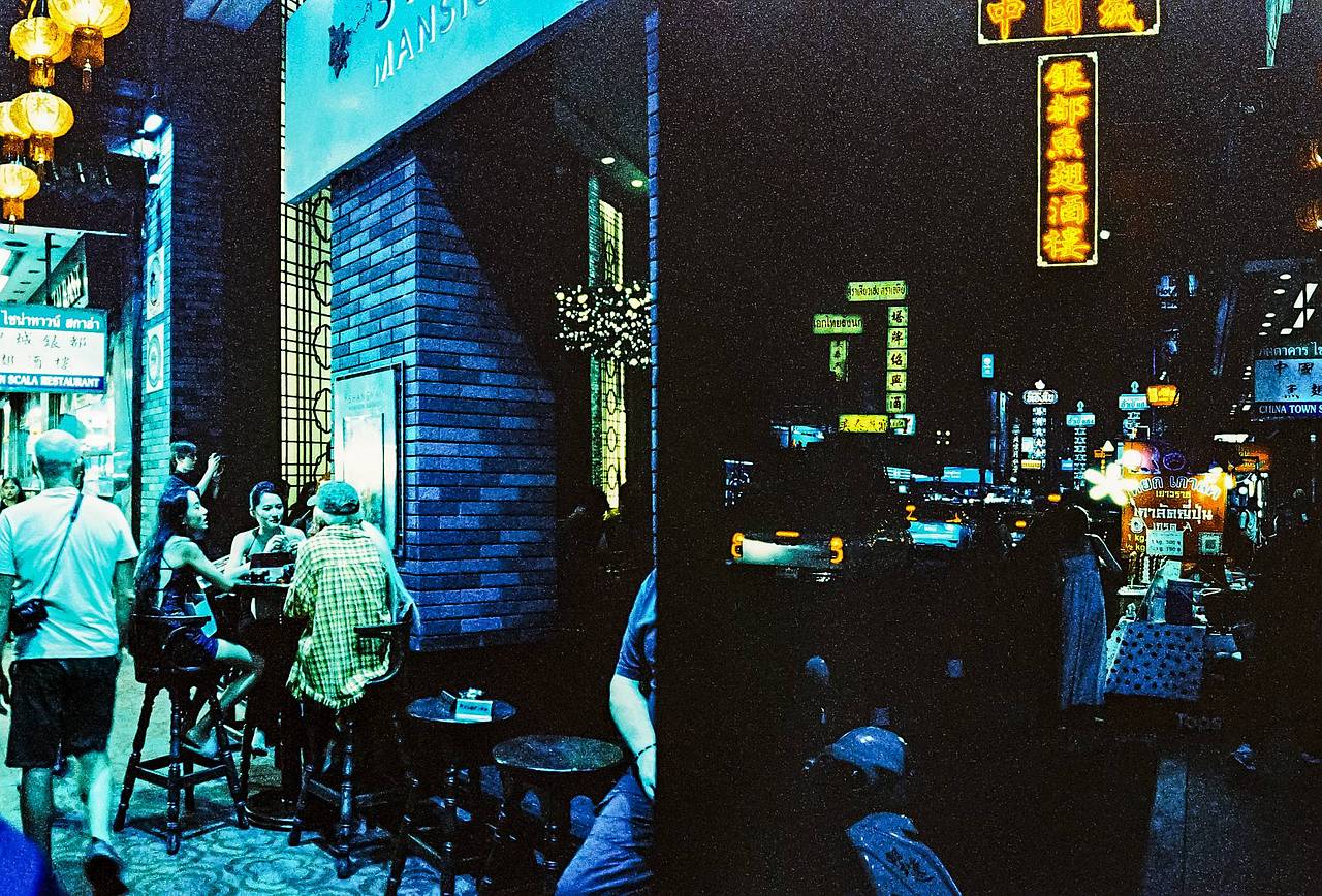 深夜感到饥肠辘辘？去 耀华力路夜市 吧！世界各地的美食爱好者汇集于此，都只为品尝世代相传的传奇菜肴和经典甜点。 _架起三脚架，开启 B 档快门_，捕捉夜间人车川流的动态光影，或定格霓虹招牌的绚丽色彩！尽兴拍摄后，记得用美味甜品充电续航，延续狂欢。（Photo by tieataopoon ）
