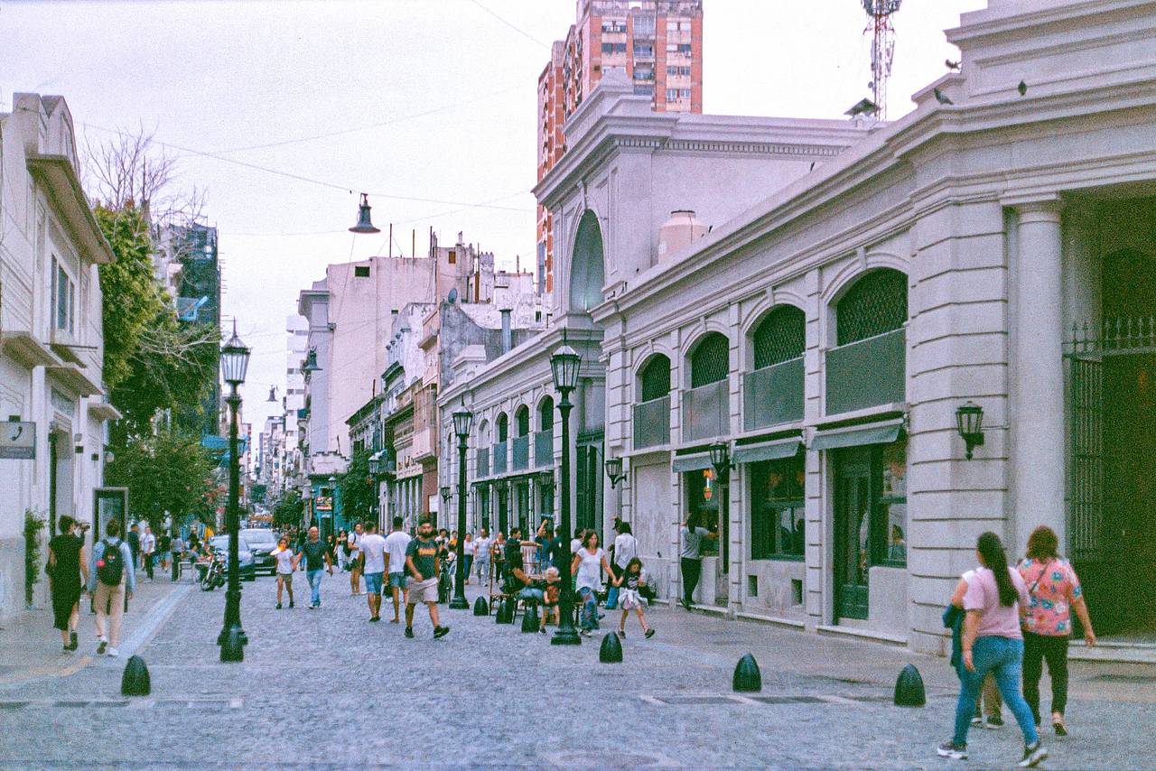 圣太摩（San Telmo） 是这座城市最具标志性的区域之一，以建筑、鹅卵石街道和迷人的小巷闻名。阿根廷文化在每个角落都触手可及。想吃得尽兴，可以去圣太摩市场，那里有各式餐厅，还有古着店和古董店。如果你周末来，别错过 多雷戈广场古董市集（Plaza Dorrego Fair） ，那里能看到 “pay what you wish” 的探戈表演，或者去 莱萨马公园（Parque Lezama） 逛大型街头市集。这里任何时候都很美，但想要真正电影感，可以试试在夜里或刚下过雨时拍摄。 (Photo by tomascufre )