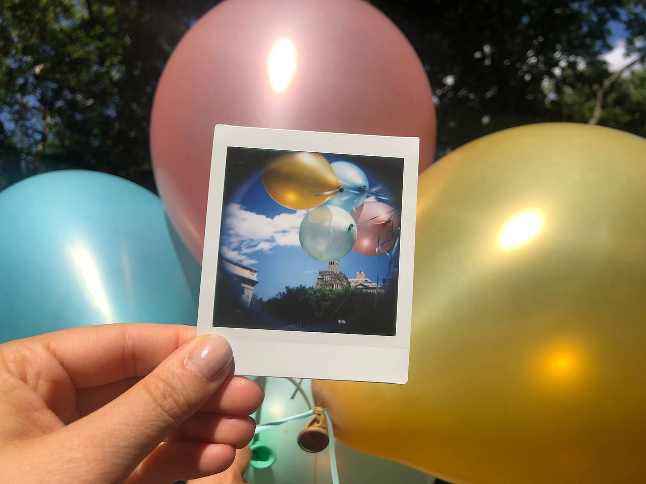 Fujifilm Instax Square 方形拍立得相纸 ，这是市场上最实惠且广泛可用的拍立得相纸。