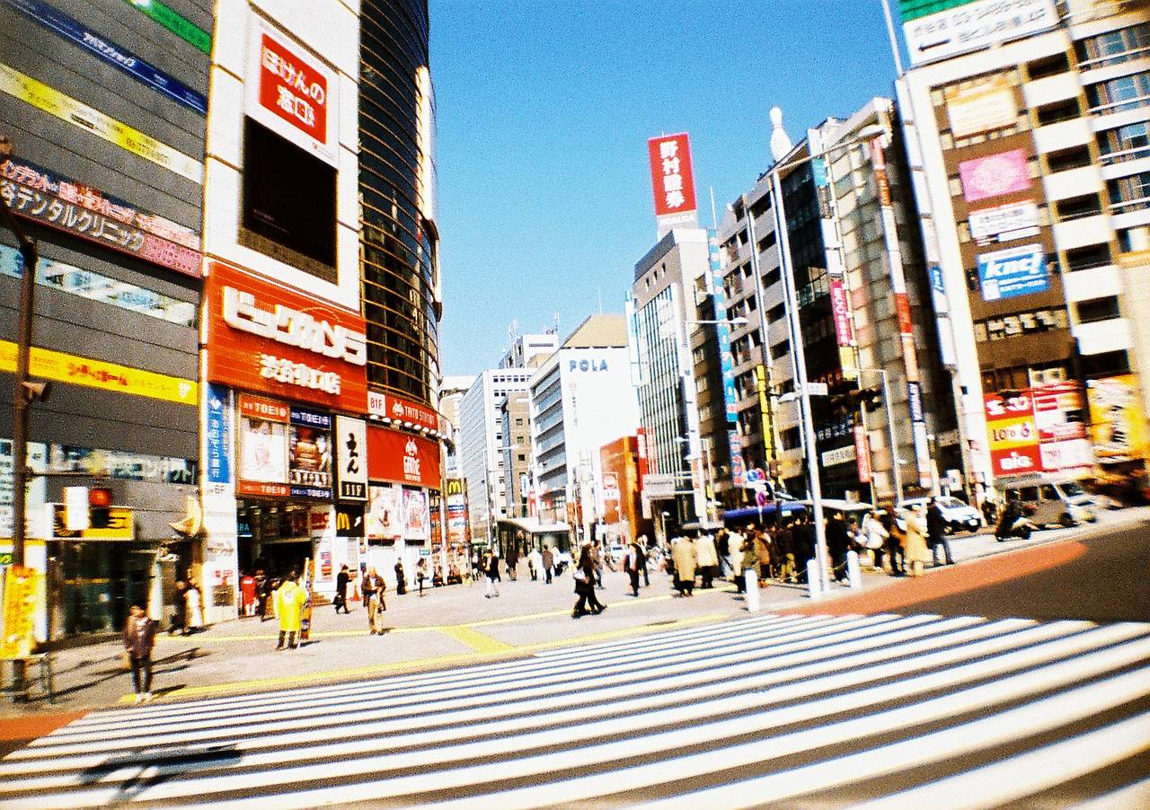 奇妙的广角镜头 － 可拍出令人惊叹的自然风景、城市风光，甚至可以与所有朋友一起自拍。