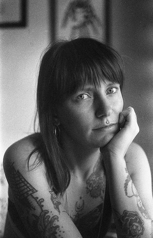 Portraits de femmes par @lafilledeer avec la pellicule Lomography Berlin Kino B&W