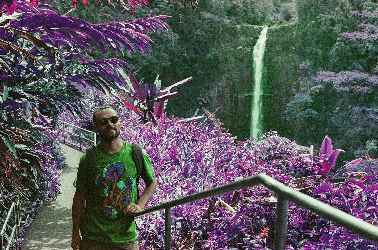以一位夏威夷酋长命名的 阿卡卡瀑布（Akaka Falls） ，高 442 英尺（约 134 米），自然风景优美。沿 0.4 英里（约 640 米）的环形步道轻松徒步，即可收获壮丽景观。在这里用 LomoChrome Purple ISO100-400 紫调负片胶卷 拍摄，丛林将呈现酷炫的奇幻色调。（Photo by sugarcottonlamb