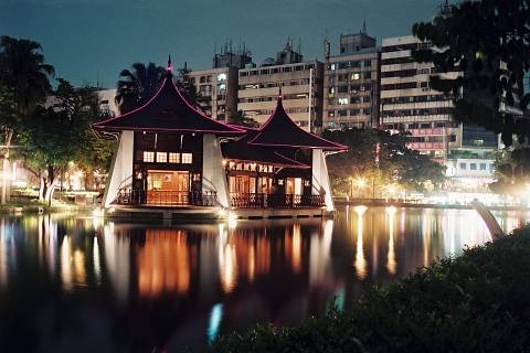 自 1903 年 10 月 28 日搭建以来， 台中公园 就成为了台中市的重要地标。公园内有风景如画的人造湖、凉亭、小桥和传统建筑，还设有开放式音乐舞台、儿童游乐区和网球场等多种休闲设施。其位于台中市市中心的便利位置，让它成为了亲子好去处，让小朋友和家长在周末享受休闲活动和出游。这里很适合用 Lomo'Instant Automat 自动拍立得相机拍摄美丽的照片。(Photo by asia_archive. )