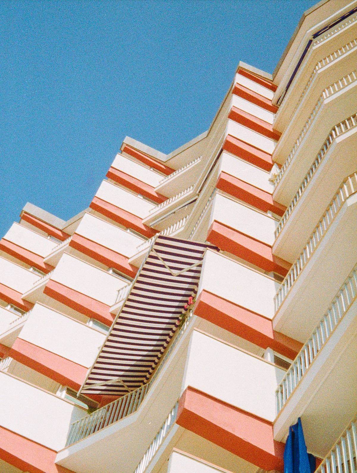Make each capture a rip-roaring success with signature Lomography aesthetics guaranteed every time.