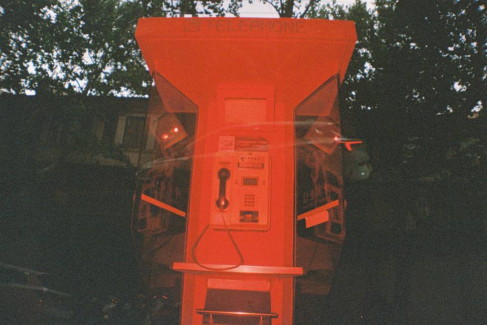 第一张 © 王圣熠， 使用Lomography Redscale XR ISO 50-200 135 红调负片胶卷 ； © 骆骏骐，使用 La Sardina 沙丁鱼胶片相机连闪光灯－白色 DIY 版 拍摄（2-3 张搭配 Fritz the Blitz 闪光灯红色滤镜）