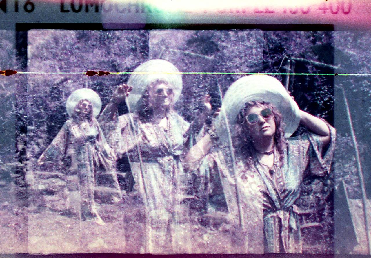 初探 LomoChrome 特效胶卷的魅力 － 探索低饱和度、高对比度及独特冷色调的 LomoChrome Metropolis 大都会胶卷、拥有梦幻迷离效果的 LomoChrome Purple 紫调胶卷及充满怀旧色彩的 LomoChrome Color '92 日落版。