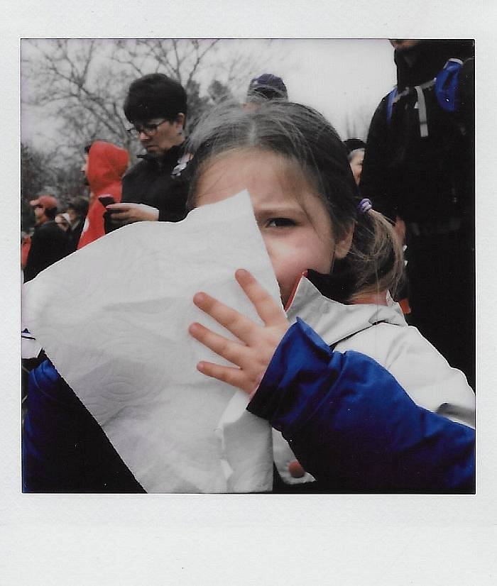 Credits: David Alpert | 2023年8月14日至17日之间，和妈妈以及 Isaac 的谢尔特岛（Shelter Island）之旅，妈妈在贝壳海滩（Shell Beach）披着毛巾 // Aria 在控枪集会上吃梨