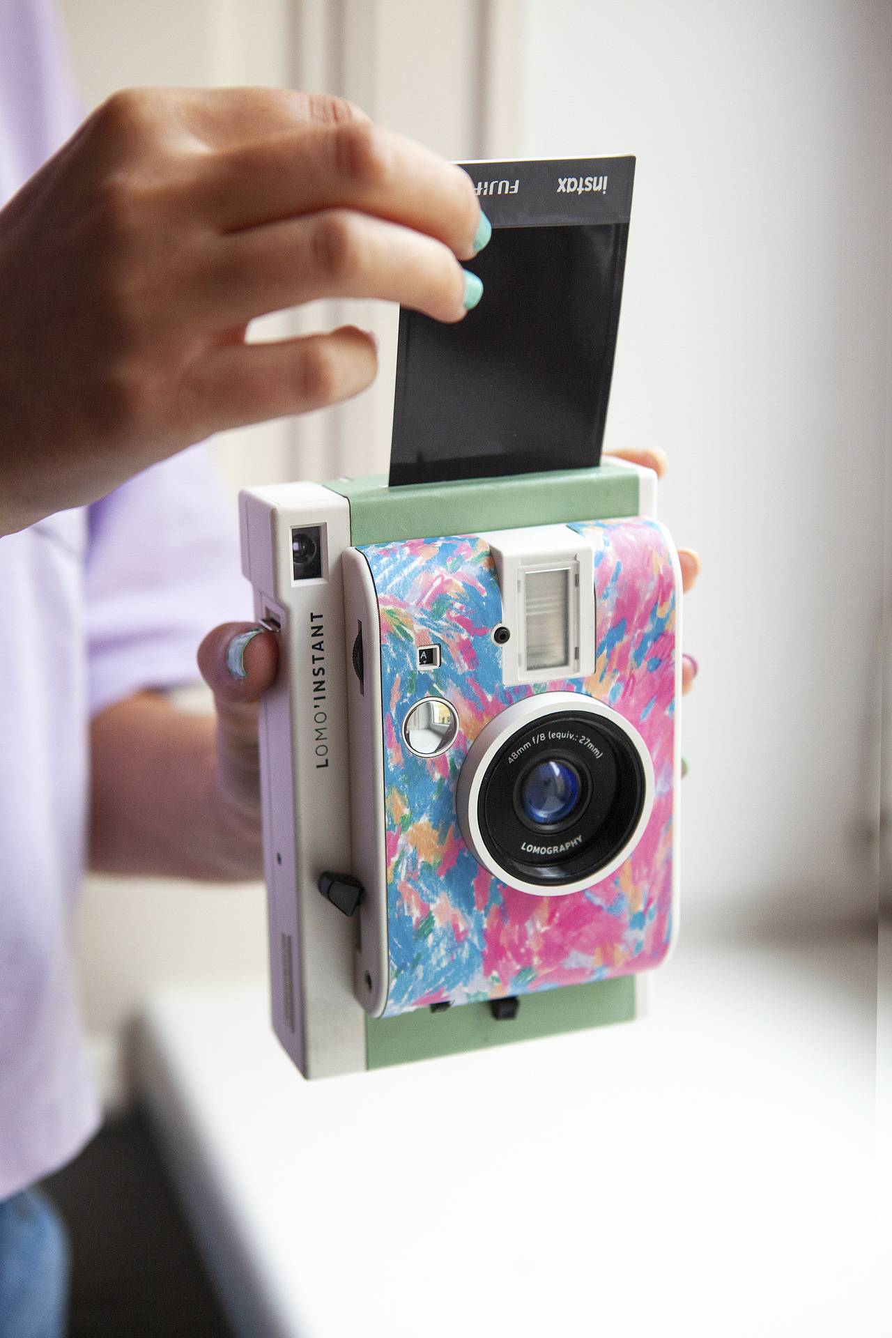 Profitez des possibilités expérimentales du Lomo'Instant avec ce film Instax Mini : flash intégré, filtres colorés, mode exposition multiple.