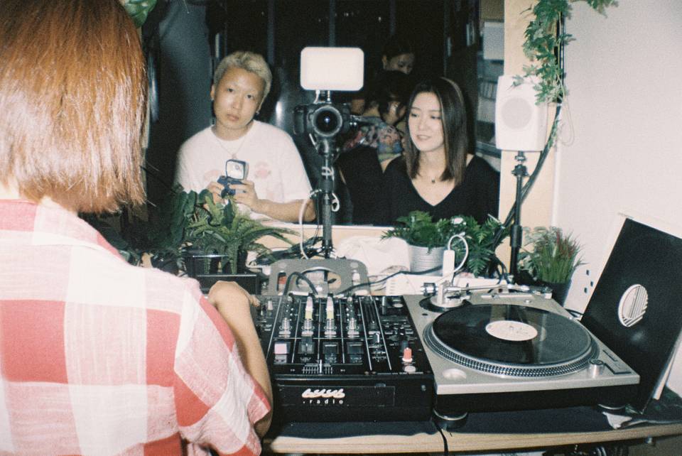 © 姜维 |  使用 La Sardina 沙丁鱼胶片相机连闪光灯－白色 DIY 版 拍摄（第 1 张搭配 Fritz the Blitz 闪光灯红色滤镜）
