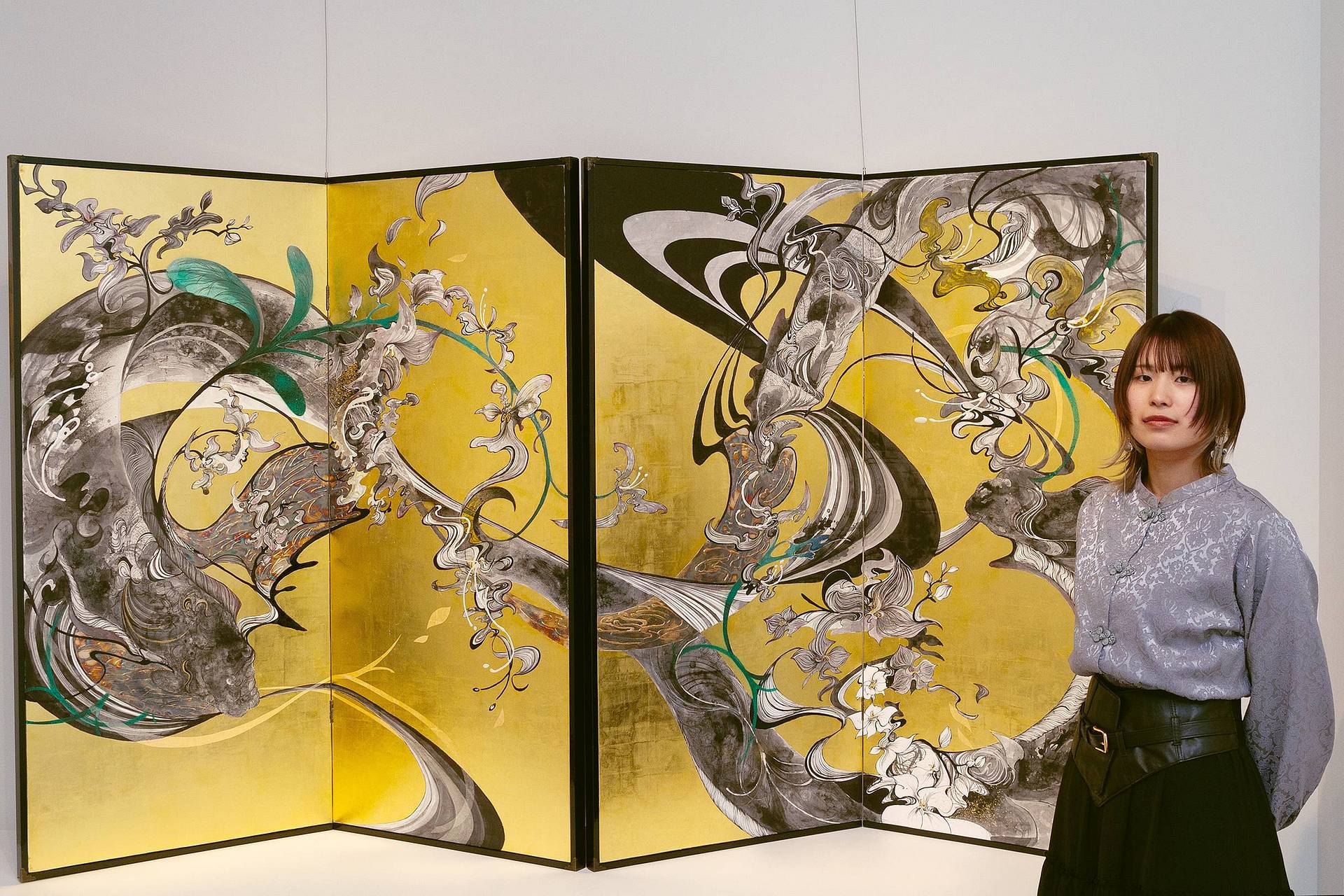 屏风前的绘麻，折叠屏风（她个展中最大的作品）。在她的首次个展“水中庭园”中，她展示了许多金箔作品和一些小图画。这个地方看起来就像是她的花园。