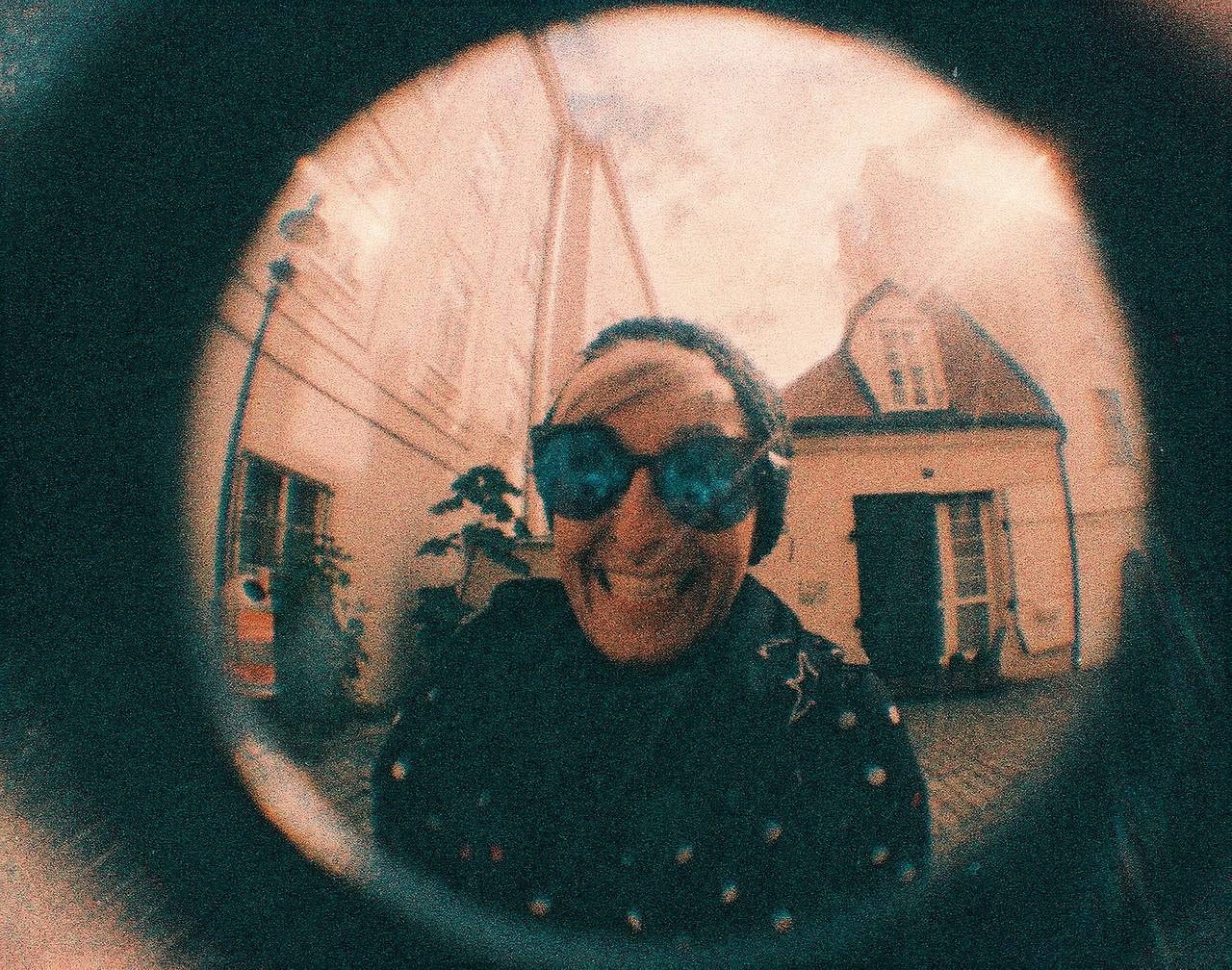 Cattura l'iconica estetica fisheye in miniatura, durante le feste o per la copertina del tuo nuovo album, con la Fisheye Baby 110.