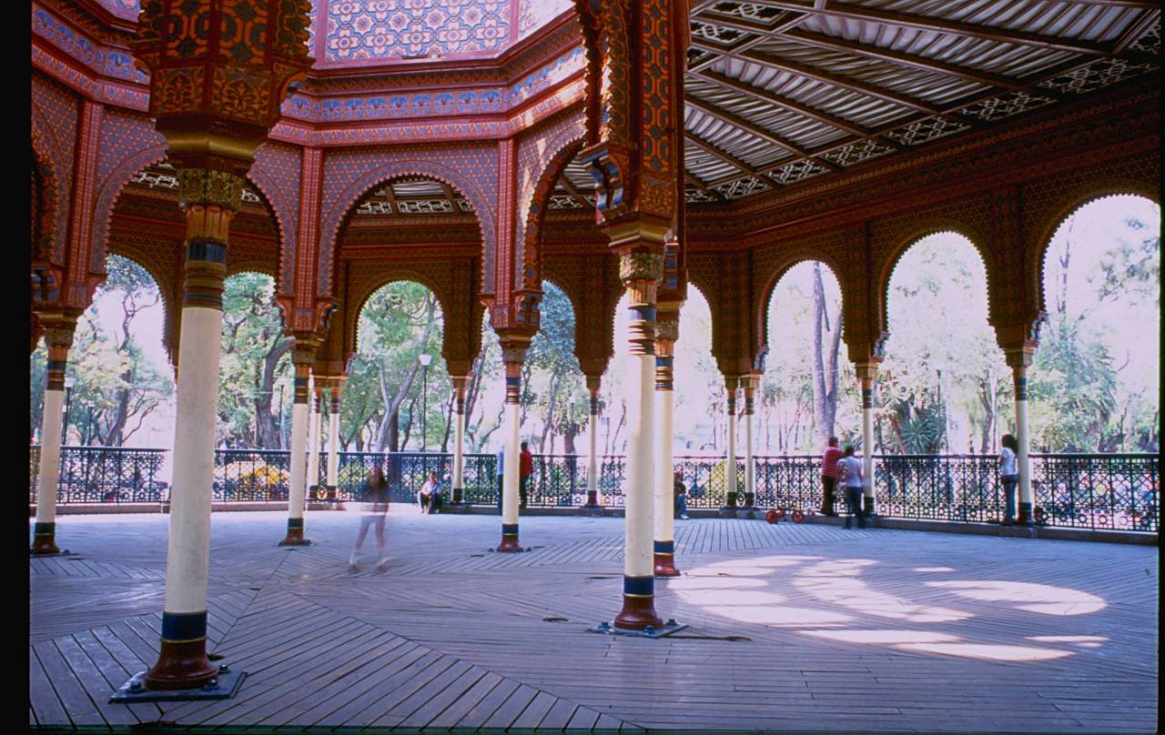 在 殖民圣玛丽亚 （Colonial Santa María） 街区中心的 阿拉梅达公园 （Alameda Park） 里面，有一座 摩尔式凉亭 （Kiosco Morisco） ，它的设计融入了西班牙格拉纳达阿尔罕布拉宫 （Alhambra Palace）的元素。你可以试试我们的一款实验性胶卷，比如 LomoChrome Purple ISO 100–400 紫调负片 ，玩玩独特的色彩偏移效果！(Photo by adoyretmas)