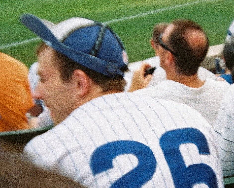 瑞格利球场（Wrigley Field） 是芝加哥小熊队（Chicago Cubs）棒球队的主场，也是全美最具标志性的棒球场之一。这座球场本身就是一段历史，所以不妨叫上几个朋友，买张票（座位好坏无所谓），去感受一下现场那种热烈的氛围。带上一台像 Diana F+ 120 戴安娜胶片相机这样的经典相机，给这座历史悠久的球场拍出点低保真的味道。(Photo by aralucia)
