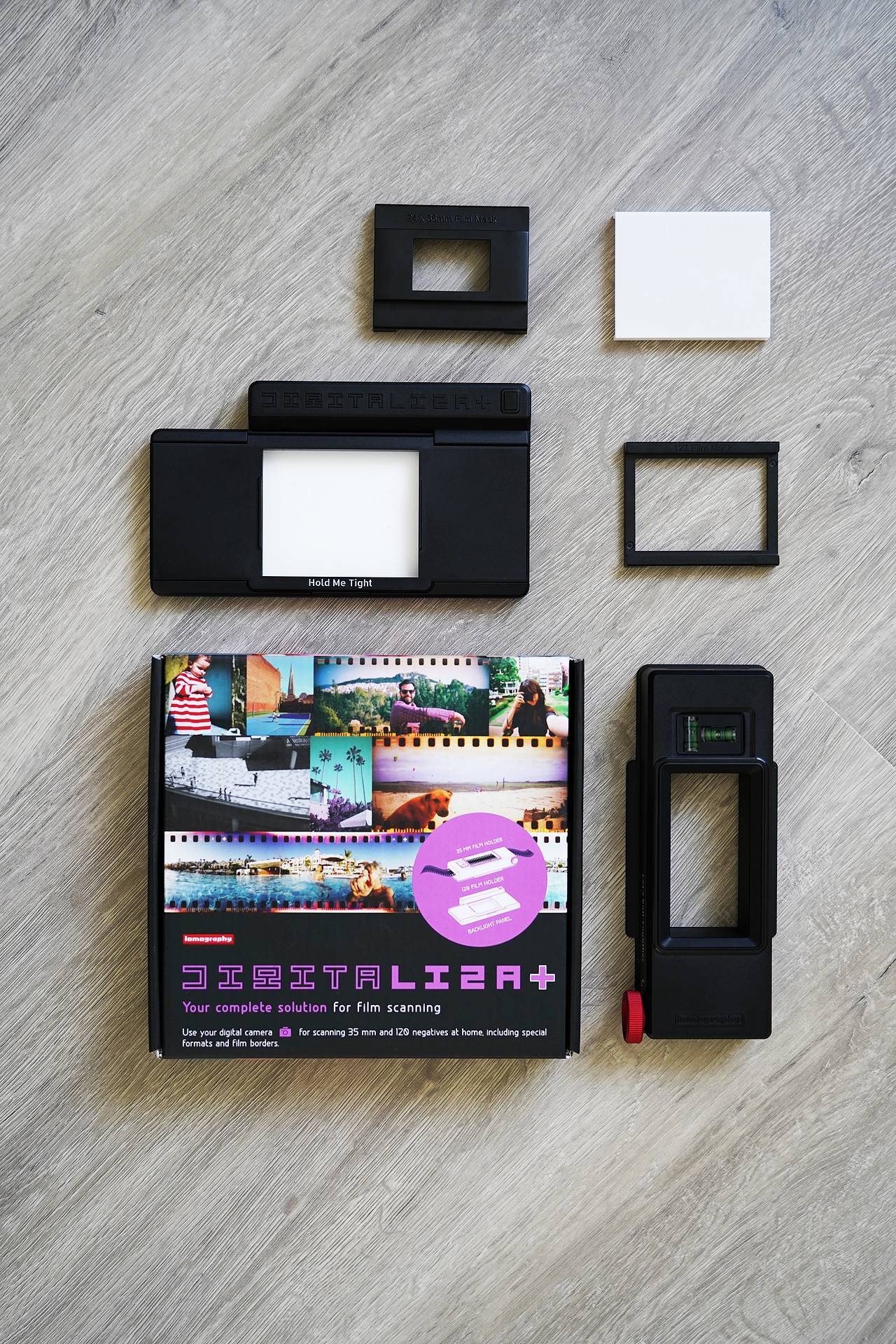 轻便易携带 － 这个胶片扫描匣让你在家中或旅途中，享受流畅、快速的胶片扫描。