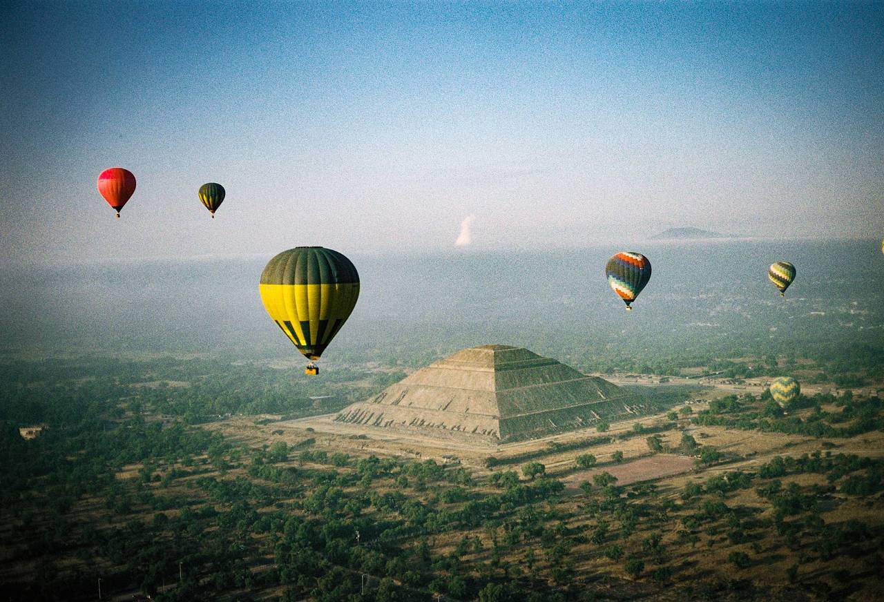 参观 特奥蒂瓦坎 （Teotihuacán）  就像穿越回古代。这座神奇的考古建筑群建成于墨西加人（阿兹特克人）到来之前的一千多年，其真正的建造者至今仍是个谜。整座城市依照圣胡安河（San Juan River）的流向进行了系统布局，而金字塔，例如 太阳金字塔（Pyramid of the Sun） 则按照天体的方位建造。我们推荐你带上一台广角相机，比如 Lomo LC-Wide ，将这处无比壮丽的历史遗迹尽收画幅之中。建议清晨前往，搭乘热气球俯瞰古城全景；或提前规划好游览路线，深入探寻关于这座建造者背后的历史与传说。(Photo by teachkiki)