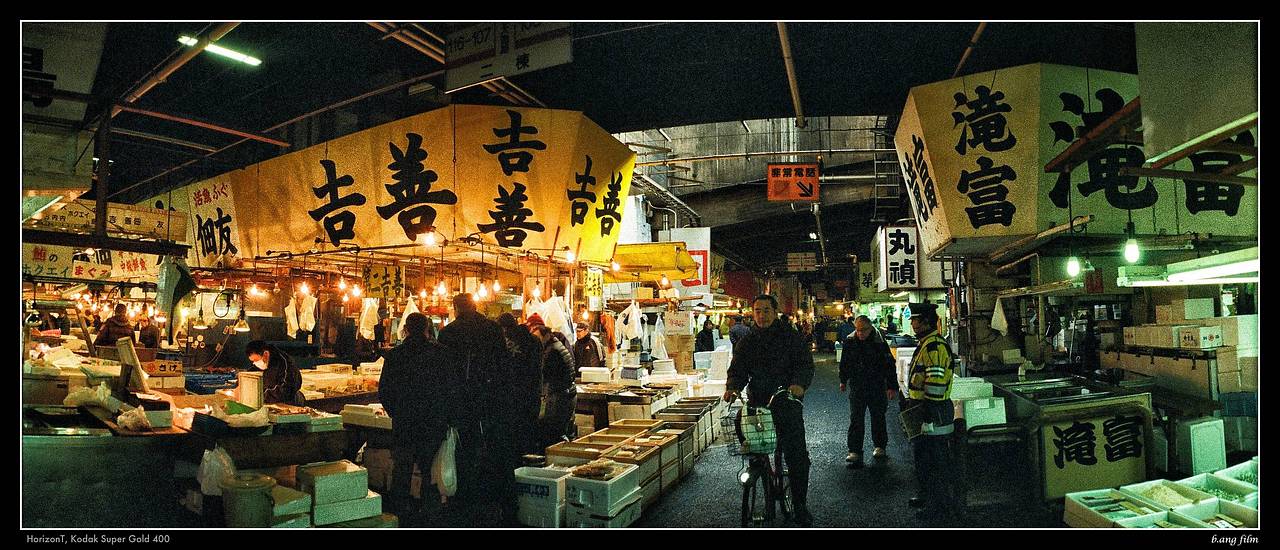 築地外圍市場 (Tsukiji Outer Market) 曾是著名的批發魚市場的一部分，現在是一個充滿街頭美食、壽司攤檔和海鮮串燒的熱鬧中心。你還可以找到日本廚具、刀具和當地小吃，非常適合購買紀念品。早上來這裡悠閒地享受美食之旅尤為理想。Photo by bang810