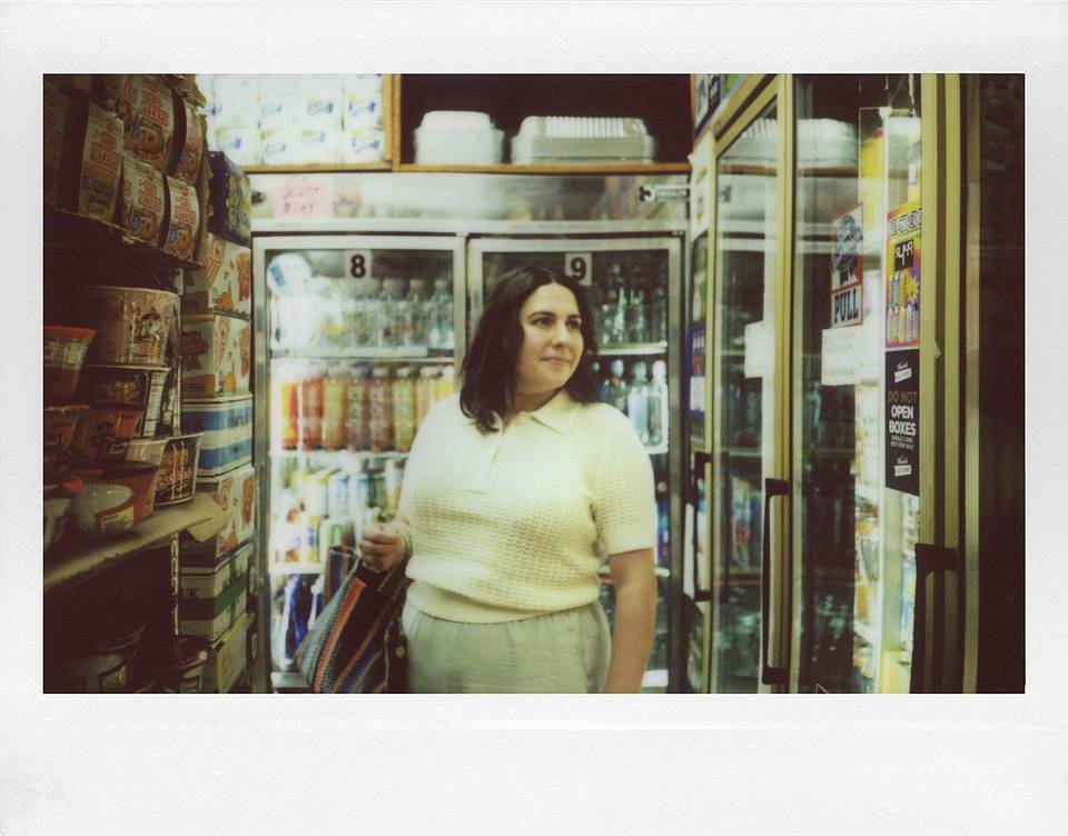 由 Ben Fraternale 使用 Lomo'Instant Wide Glass 拍摄，画面中人物：Laura Blasey、Lauren Fraternale 和 Michael King