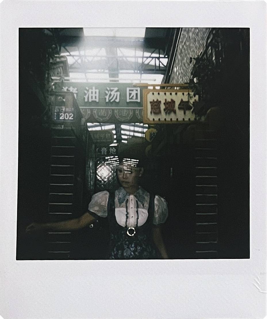 本次拍立得工作坊参与者作品，使用 Lomo'Instant Square 方形拍立得相机套装 - 梦幻庄园版 ，搭配 Splitzer 影像分割器 及 多重曝光功能 拍摄