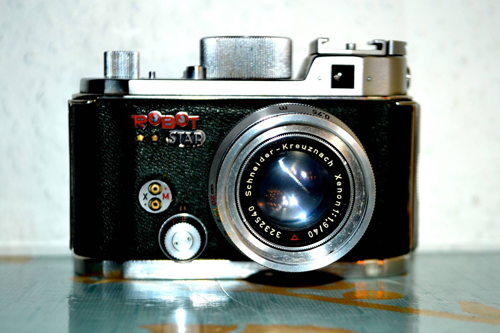 Berning Robot Star: Small but mighty · Lomography