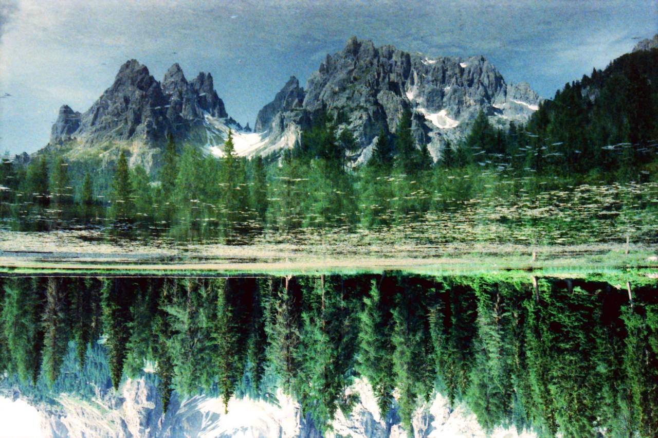 Lago Misurina 就坐落在科尔蒂纳（Cortina）郊外，位于多洛米蒂山脉（Dolomites）壮丽的山峰之下。建议早点到达，绕着湖泊进行短途散步。在冬季，被大雪覆盖的山峦构成了震撼的白色背景，是你绝对不想错过的相机取景画面。(Photo by ace14 )