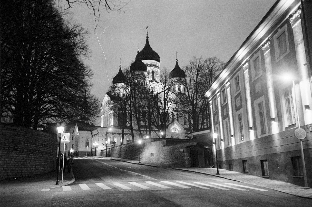 亚历山大·涅夫斯基主教座堂（Alexander Nevsky Cathedral） 有着黑色圆顶、白色石墙和闪光的十字架，矗立在座堂山的顶端。走进教堂内部，圣像和烛光将时间揉进当下。外面看，教堂的弧线与广场笔直的线条相互映衬。退后几步，能看到完整的轮廓；再走近一点，每一处细节都值得细看。用 Lomography Color Negative ISO 800 135 彩色负片胶卷 ，可以帮你把穹顶下的细节也一并留下来。(Photo by enial )