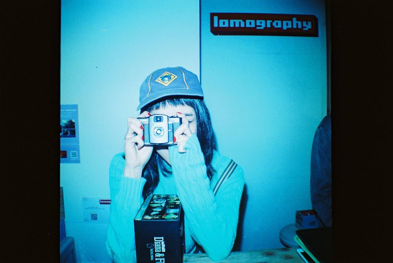 使用 Diana Mini 相机配合强大的 Diana F+ 闪光灯 － 能够从早上至晚间进行拍摄。