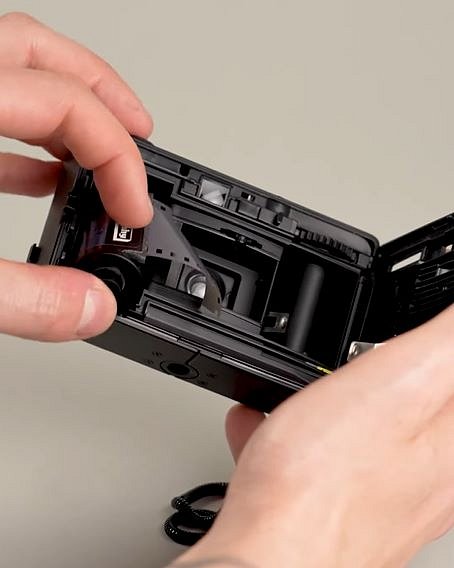 フィルムカメラと交換レンズセット カメラにフィルムが入っている状態でレンズを交換する事ができますか