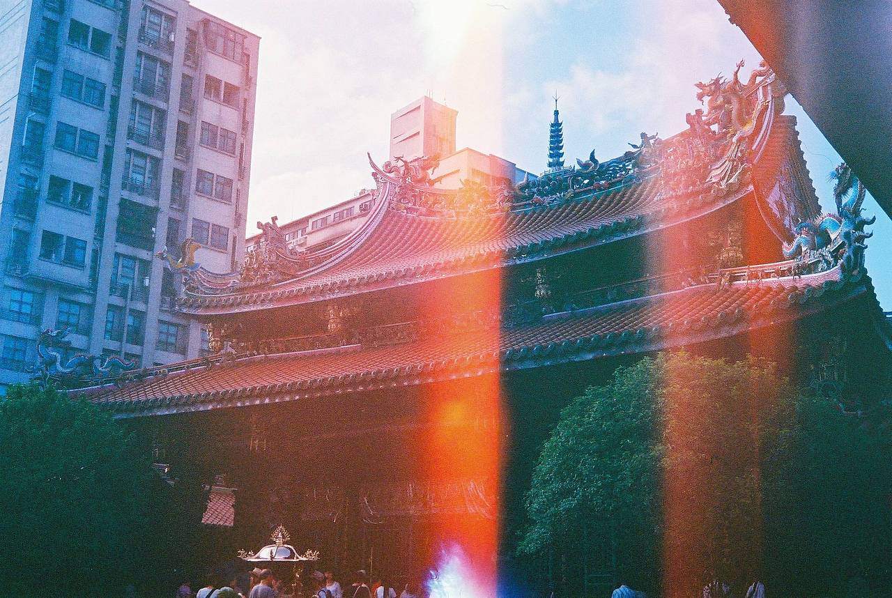 龙山寺 –  如果你对台湾的传统寺庙感兴趣，可以造访位于万华艋舺的龙山寺！这里是台湾最具特色的地区之一，拥有悠久的历史，并于 2018 年被指定为历史古迹。寺庙供奉着许多神明，并提供求签和解签服务，为寻求指引的人提供帮助。（Photo by tzeching ）