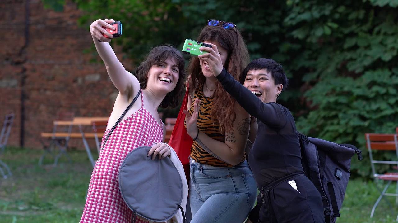 Regel #4: Shoot from the hip! Wer braucht schon den Viewfinder? Mache Fotos ganz spontan auf Hüfthöhe und lass dich von den Ergebnissen überraschen!